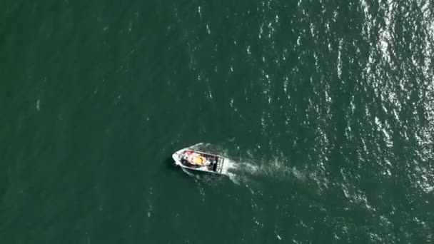 Dron Střílel Nad Rybářskou Loď Zatímco Rybář Háže Sítě Moře — Stock video