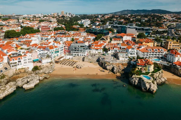 葡萄牙卡斯凯斯的Praia Rainha海滩是葡萄牙和外国游客喜爱的夏季度假胜地 — 图库照片
