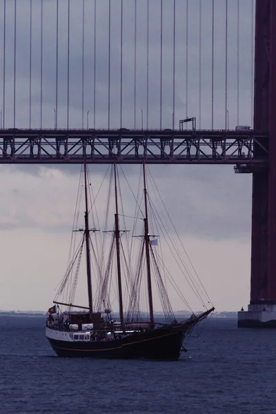 Velero Que Pasa Por Puente Del Abril Sobre Río Tajo — Foto de Stock