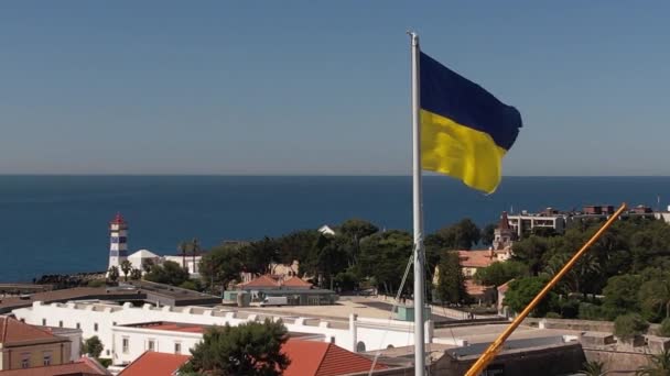 葡萄牙卡斯凯斯 乌克兰国旗在风中飘扬 — 图库视频影像