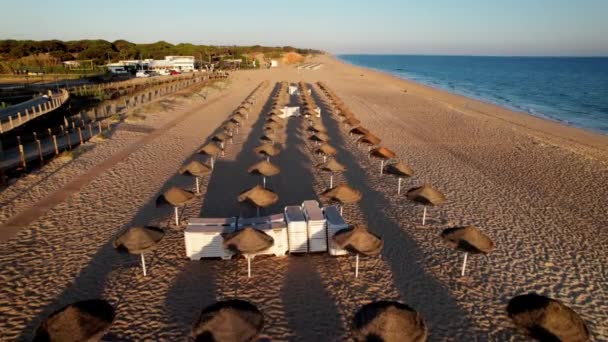 Volando Sobre Sombrillas Paja Baja Altitud Quarteira Algarve Portugal — Vídeos de Stock