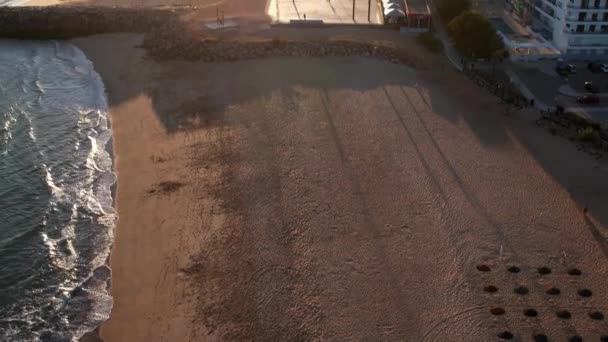 ドローン映像 日没時のポルトガル アルガルヴェのQuareiraでのボードウォークでの撮影観光客の明らかに バックライト — ストック動画