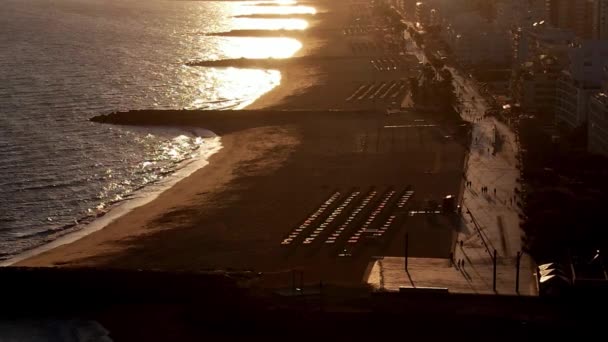 ドローン映像 撮影観光客でボードウォークでQuareira Algarve Portugal Backlight — ストック動画