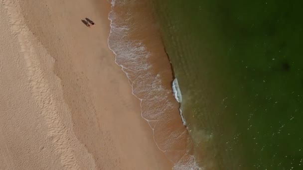 Pohled Shora Dolů Neidentifikovatelný Pár Držící Ruce Procházející Idylické Pláži — Stock video