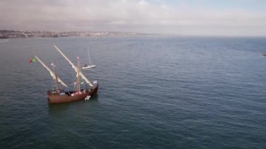 Cascais, Portekiz - 1 Haziran 2022: Portekiz Cascais Körfezi 'ndeki Vera Cruz Portekiz kervanı sahtesi