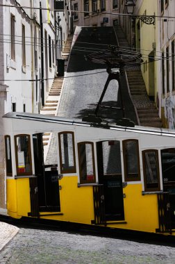 Lizbon, Portekiz 'de Elevador da Bica olarak da bilinen boş Bica Füniküler tramvayı yan görünümü