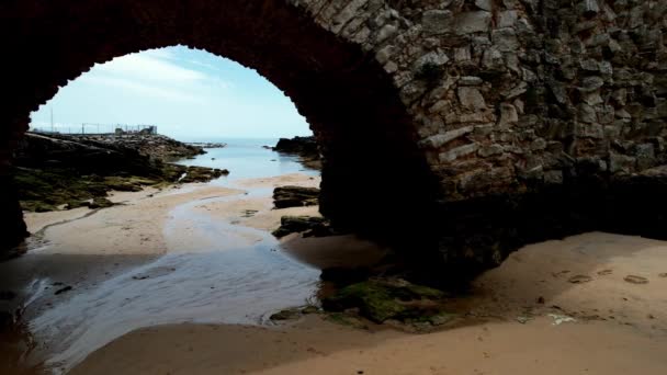 从一座石桥和干涸的河床边缘看葡萄牙卡斯卡瓦的Santa Marta灯塔 — 图库视频影像