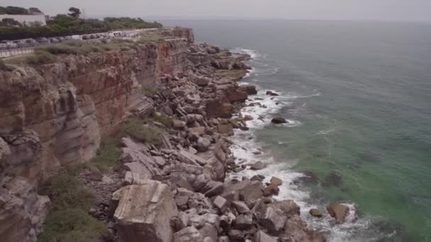 空中ドローン映像Pov巨大な岩の海岸カスカイス ポルトガルの海で波が下にクラッシュ — ストック動画