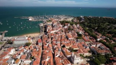 Portekiz 'in deniz kenarındaki Lizbon Bölgesi, Cascais' in tarihi merkezinin havadan görünüşü. Portekiz Riveira bölgesi Yeşil Kıyı olarak bilinir.
