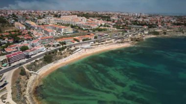 Sao Pedro do Estoril Plajı 'nda Sao Pedro do Estoril, Büyük Lizbon, Portekiz hava aracı görüntüsü. Ünlü Portekiz Riviera' sında turkuaz su.