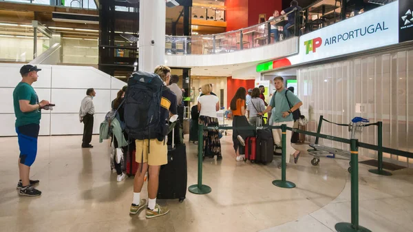 Aéroport Lisbonne Juillet 2022 Les Clients Font Queue Bureau Service — Photo