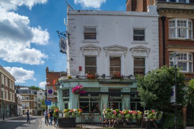Londra, İngiltere - 14 Temmuz 2022: Güney Kensington, Londra 'daki Builder' s Arms Pub. Richmond Üniversitesi öğrencileri arasında popülerdir.