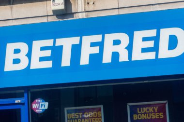 Londra, İngiltere - 14 Temmuz 2022: Betfred 'in ana caddedeki bahis işletmeleri cephesi