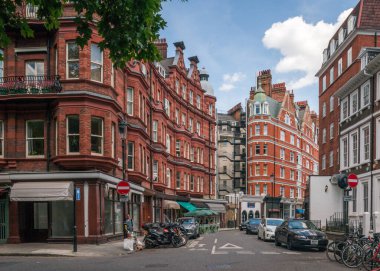Londra, İngiltere - 14 Temmuz 2022: Kensington, Londra 'da yüksek yüksek piyasa yerleşim yerleri kırmızı tuğlalı binalar