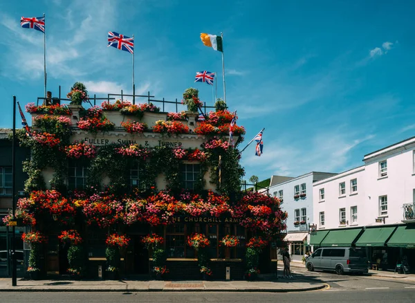 London July 2022 View Churchill Arms London Large Amounts Flowers — Foto Stock