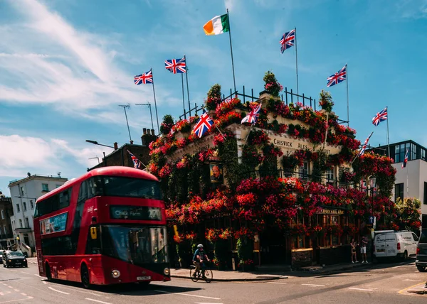 London July 2022 View Churchill Arms London Large Amounts Flowers — Stok fotoğraf