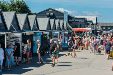 Whitstable, İngiltere - 16 Temmuz 2022: Bir yaz günü Whitstable liman pazarı