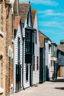 Geleneksel evleri olan boş cadde Whitstable, Kent, İngiltere