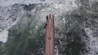 Portekiz 'in Cascais kentindeki Portekiz Atlantik Okyanusu' nun üzerindeki beton dalgakıran iskelesinin insansız hava aracı görüntüleri.