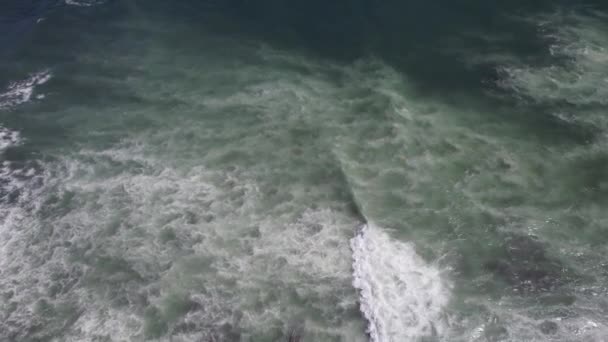 Αεροπλάνο Drone Από Προβλήτα Τσιμέντου Νερό Στον Πορτογαλικό Ατλαντικό Ωκεανό — Αρχείο Βίντεο