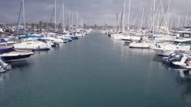 Cascais, Portekiz - 13 Eylül 2022: Bulutlu bir günde Cascais marinasındaki yatların üzerinden insansız hava aracının POV görüntüsü