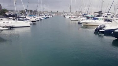 Cascais, Portekiz - 13 Eylül 2022: Bulutlu bir günde Cascais marinasındaki yatların üzerinden insansız hava aracının POV görüntüsü
