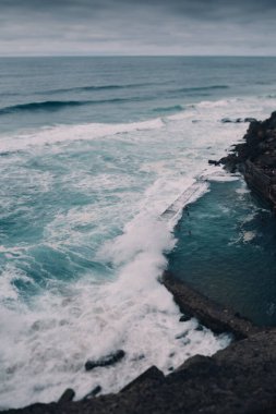 Portekiz, Colares 'teki Azenhas' ın Mar kayalık plajını ve köyünü izleyin. Eğik-kayma seçici odak efekti