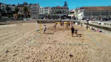Cascais, Portekiz - 14 Eylül 2022: Footvolley oynayan gençlerin hava aracı görüntüsü, Portekiz 'in Cascais plajında voleybol ve futbol arasında bir kombinasyon