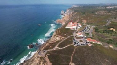 Dramatik hava aracı, Portekiz, Cabo da Roca yakınlarındaki bir yürüyüş parkurundan Ursa Sahili 'ne doğru bakan kimliği belirsiz turistlerin görüntülerini ortaya çıkardı.