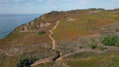 Dramatik hava aracı, Portekiz, Cabo da Roca yakınlarındaki bir yürüyüş parkurundan Ursa Sahili 'ne doğru bakan kimliği belirsiz turistlerin görüntülerini ortaya çıkardı.