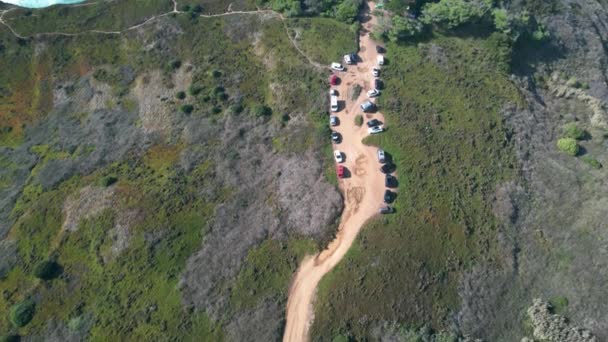 Dramático Dron Aéreo Revela Turistas Identificables Admirando Vista Hacia Playa — Vídeos de Stock