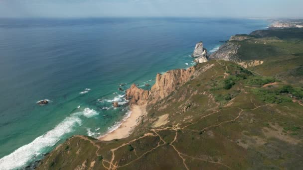 Dramático Dron Aéreo Revela Turistas Identificables Admirando Vista Hacia Playa — Vídeo de stock