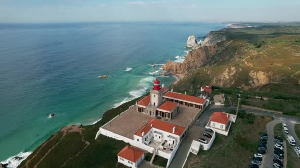 Dramático Dron Aéreo Revela Turistas Identificables Admirando Vista Hacia Playa — Vídeos de Stock