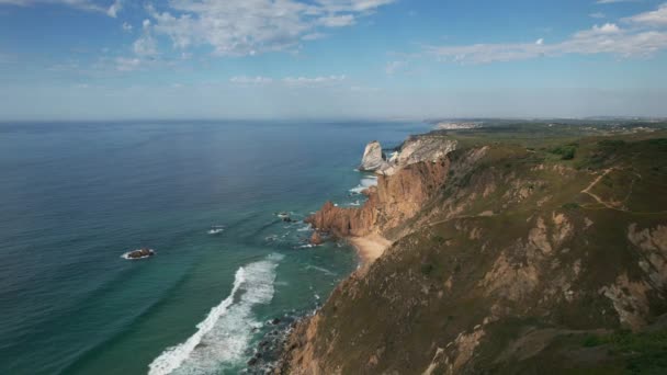 Dramático Dron Aéreo Revela Turistas Identificables Admirando Vista Hacia Playa — Vídeos de Stock