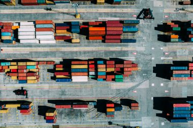 Yoğun bir liman, lojistik ve uluslararası ticaret kavramına yayılmış konteynırların yukarıdan aşağıya hava aracı görüntüsü