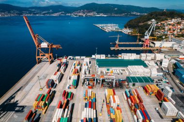 Vigo, İspanya - 23 Eylül 2023: Vigo kargo limanında hava aracı görüntüsü, İspanya 'nın en büyüklerinden biri.