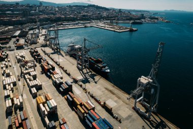 Vigo, İspanya - 23 Eylül 2023: Vigo kargo limanında hava aracı görüntüsü, İspanya 'nın en büyüklerinden biri.