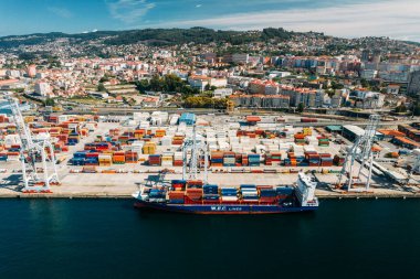 Vigo, İspanya - 23 Eylül 2023: Vigo kargo limanında hava aracı görüntüsü, İspanya 'nın en büyüklerinden biri.