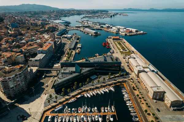 Vigo Spanien September 2022 Stadtbild Von Vigo Mit Festgemachten Yachten — Stockfoto