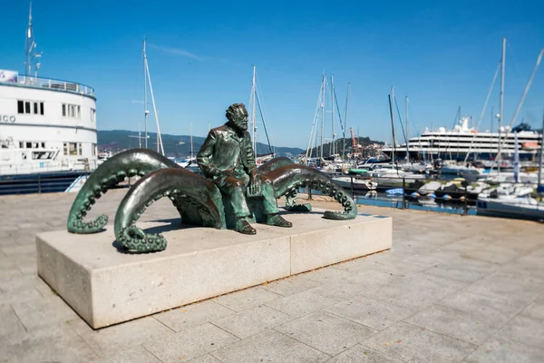 Vigo Espanha Setembro 2022 Estátua Bronze Jules Verne Sentada Polvo — Fotografia de Stock