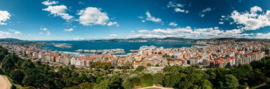 Güneşli bir günde İspanya, Vigo 'nun yüksek perspektifli manzarası