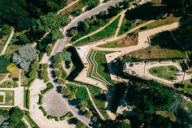 İspanya, Vigo 'daki Monte do Castro parkındaki turistlerin insansız hava aracı görüntüsü