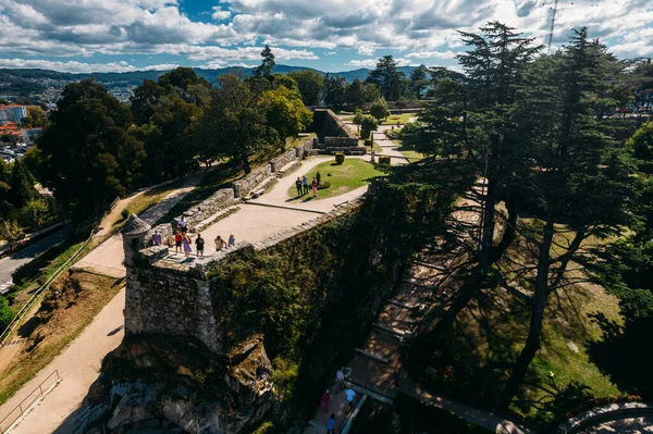 スペインのビゴ 2022年9月25日 スペインのビゴにあるモンテ カストロ公園の観光客のドローン航空ビュー — ストック写真