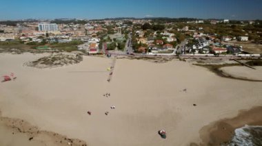 Miramar sahilindeki Senhor da Pedra Kilisesi, Gulpilhares, Portekiz, 18. yüzyılın insansız hava aracı görüntüsü.