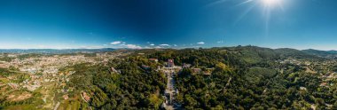 Portekiz, Braga 'daki Bom Jesus kilisesinin hava panoramik görüntüsü. Bu tapınak, 116 metre tırmanan devasa Barok merdiveni olan Hristiyan hac alanının önemli bir örneğidir.