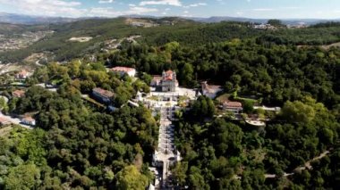 Portekiz, Braga 'daki Bom Jesus kilisesinin havadan görünüşü. Bu tapınak, 116 metre tırmanan devasa Barok merdiveni olan Hristiyan hac alanının önemli bir örneğidir.