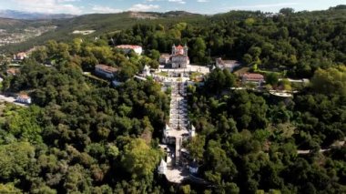 Portekiz, Braga 'daki Bom Jesus kilisesinin havadan görünüşü. Bu tapınak, 116 metre tırmanan devasa Barok merdiveni olan Hristiyan hac alanının önemli bir örneğidir.