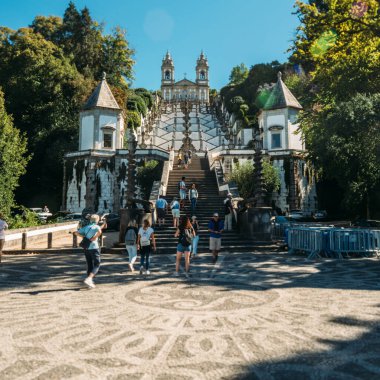 Braga, Portekiz - 25 Eylül 2022: Braga, Portekiz 'deki Bom Jesus Kilisesi. Bu tapınak, 116 metre tırmanan devasa Barok merdiveni olan Hristiyan hac alanının önemli bir örneğidir.