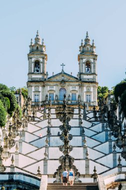 Braga, Portekiz - 25 Eylül 2022: Braga, Portekiz 'deki Bom Jesus Kilisesi. Bu tapınak, 116 metre tırmanan devasa Barok merdiveni olan Hristiyan hac alanının önemli bir örneğidir.