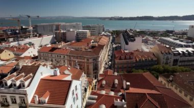 Santos bölgesindeki Lizbon şehir manzarasının havadan görünüşü ve arka planda Tagus Nehri görünüyor.